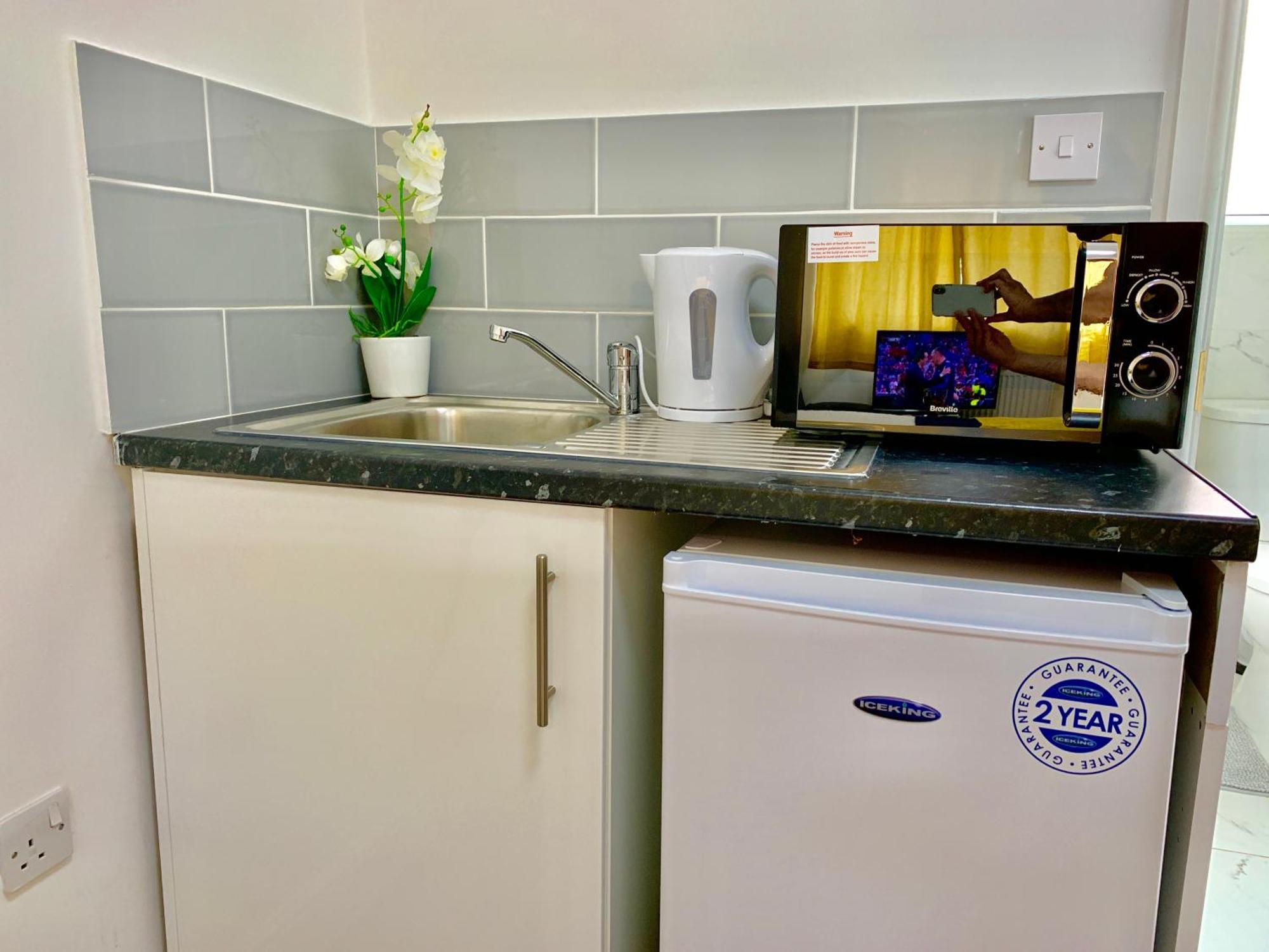 London Studio Apartments, Private Bathroom, Kitchenette, Parking, Np2 Exterior foto